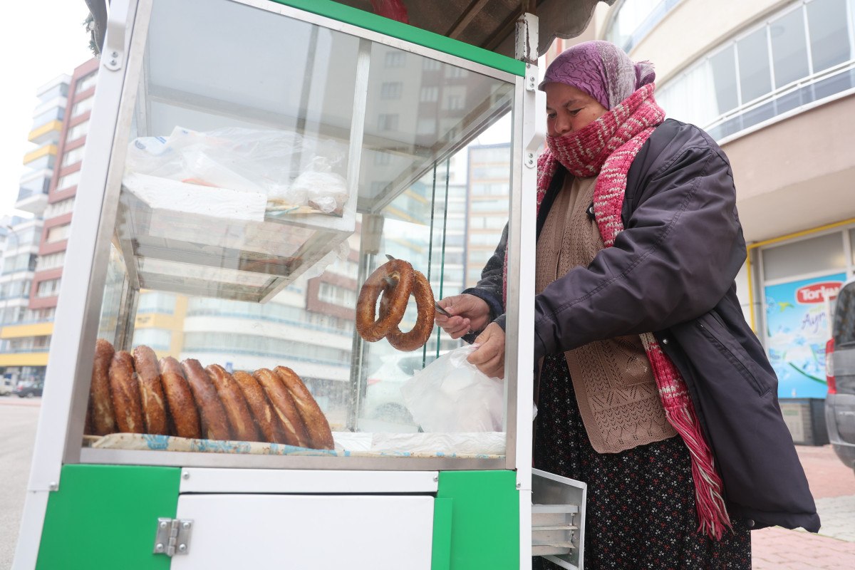 konyada 58 yasindaki kadin evin gecimine katki icin simit tezgahi acti 1 FIW1y28E