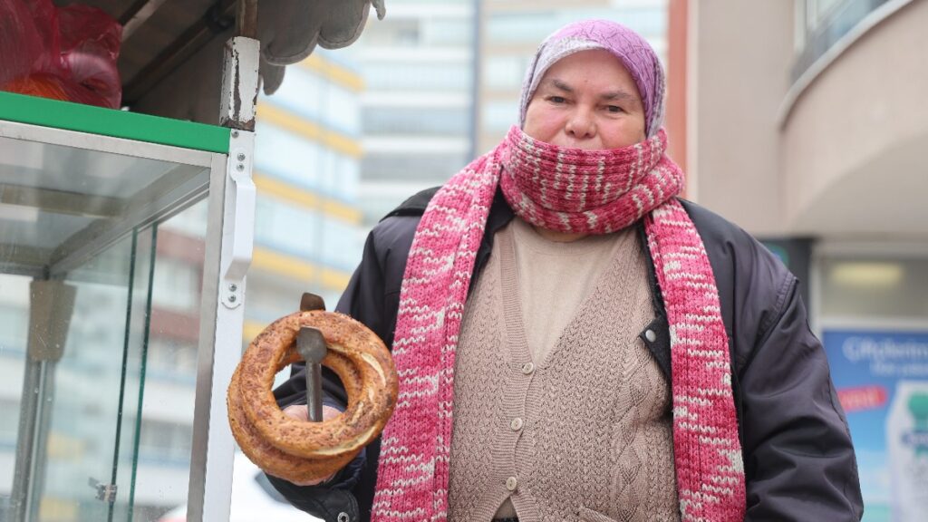 konyada 58 yasindaki kadin evin gecimine katki icin simit tezgahi acti 31n5eXvJ