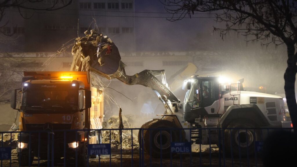 konyada coken binada enkaz kaldirma islemi bitti ZSNtl3f7