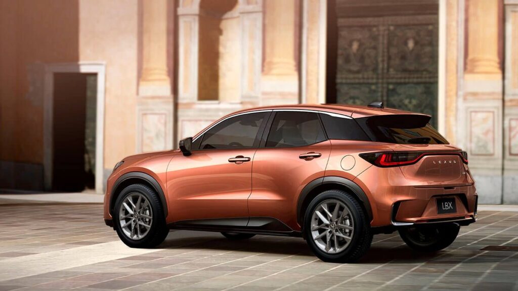 lexus lbx yilin kucuk suv modeli odulunu kazandi fG71hs5U