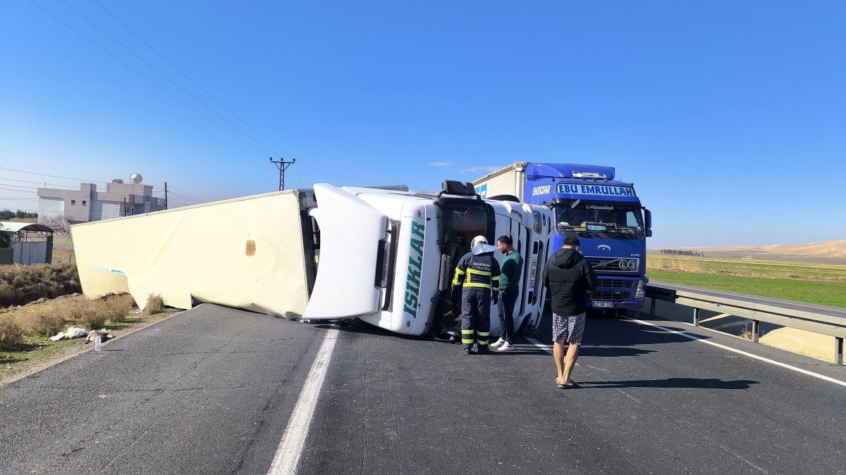 mardinde peynir yuklu tir devrildi 1 15m42iYr