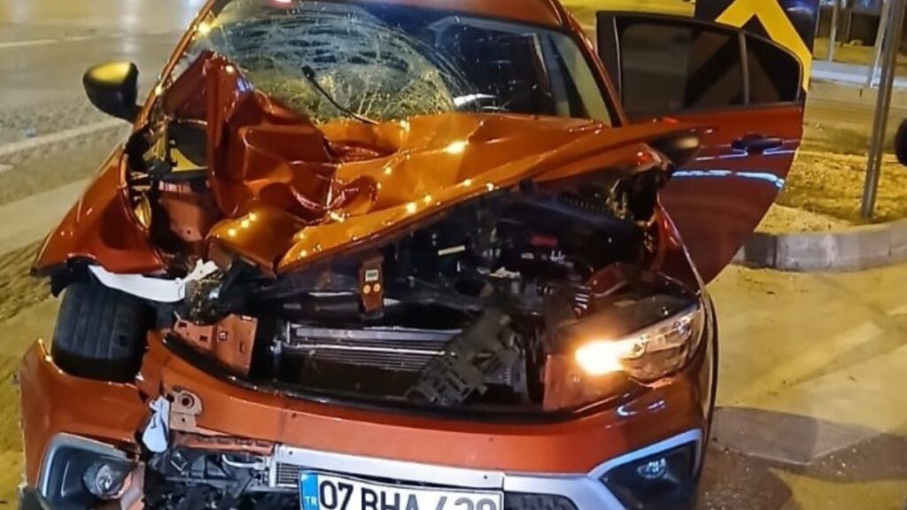 mersinde otomobil yayalara carpti 2 olu 8dUpVOwy