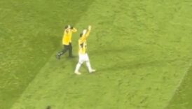 mert hakan yandas goztepe tribunlerine el salladi 9g1Yd6xy