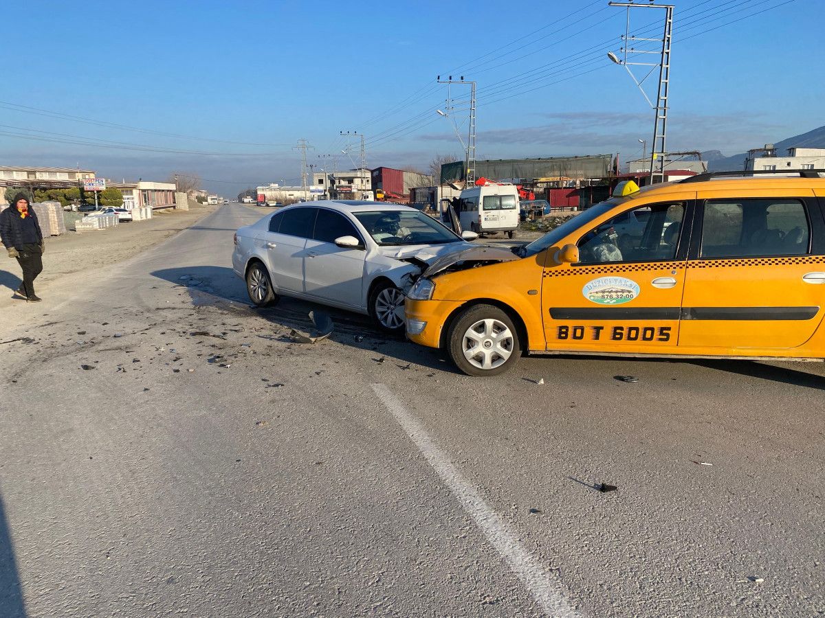 osmaniyede otomobil ile ticari taksi carpisti 2 W1pJuR2V