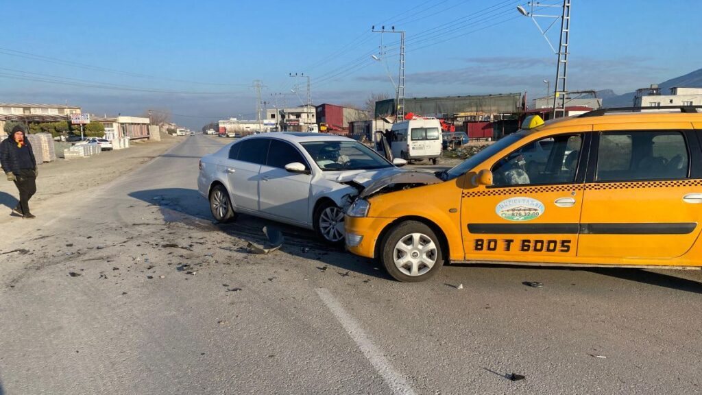 osmaniyede otomobil ile ticari taksi carpisti 2 yarali M1LQ6SMZ