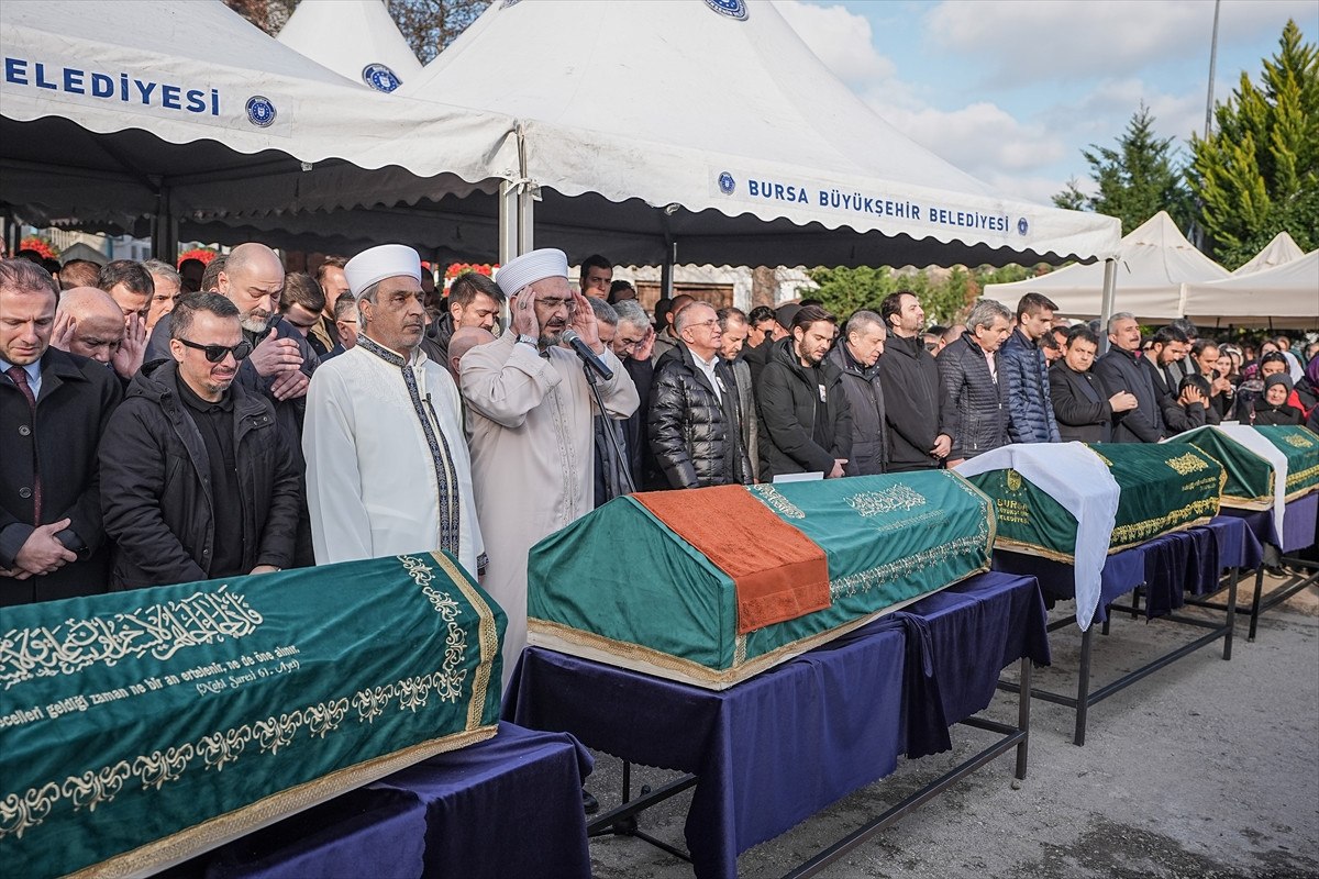 otel yangininda hayatini kaybeden tuzgiray ailesinin cenazesi bursada defnedildi 0 bd3V61D4