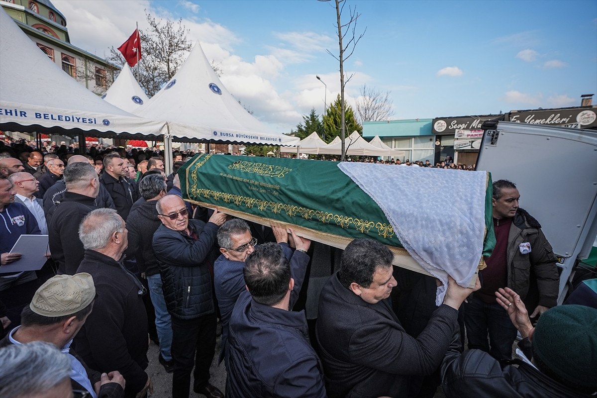 otel yangininda hayatini kaybeden tuzgiray ailesinin cenazesi bursada defnedildi 6 FChsbkr4