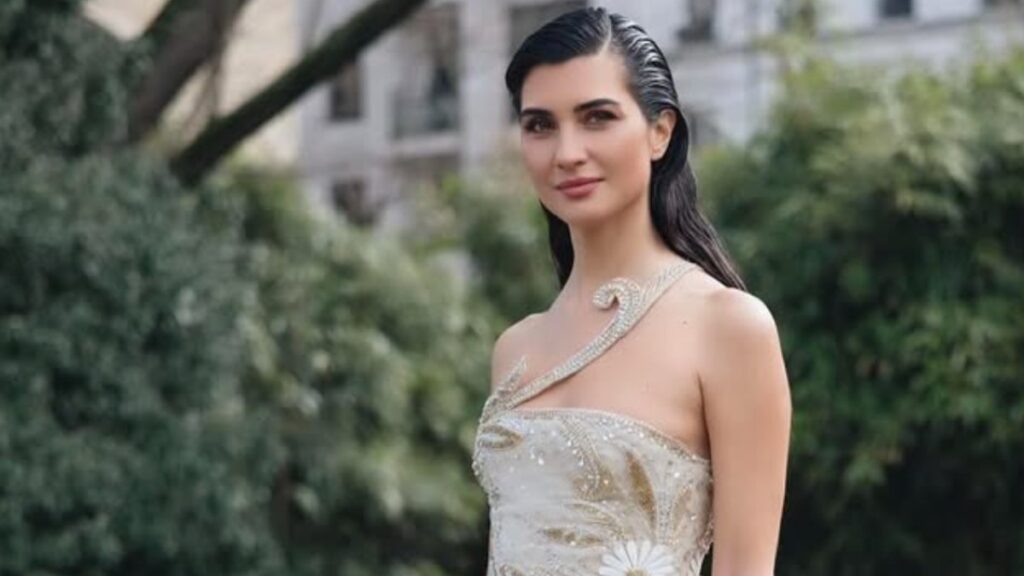 oyuncu tuba buyukustun pariste guzelligiyle buyuledi TwQPvOeV