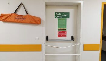 rizede hastanenin acil cikis kapilari kablo kanallariyla kapatildi H6ZZlLQb