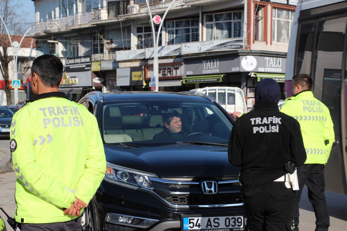 sakaryada polis ekiplerinden trafik denetimi 4 XHcuTCO4