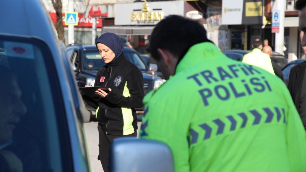 sakaryada polis ekiplerinden trafik denetimi GEzkIxdC