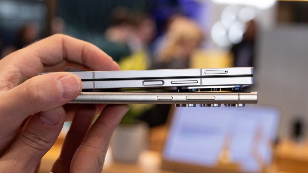samsung dogruladi uce katlanan telefon geliyor hrCFGeVM