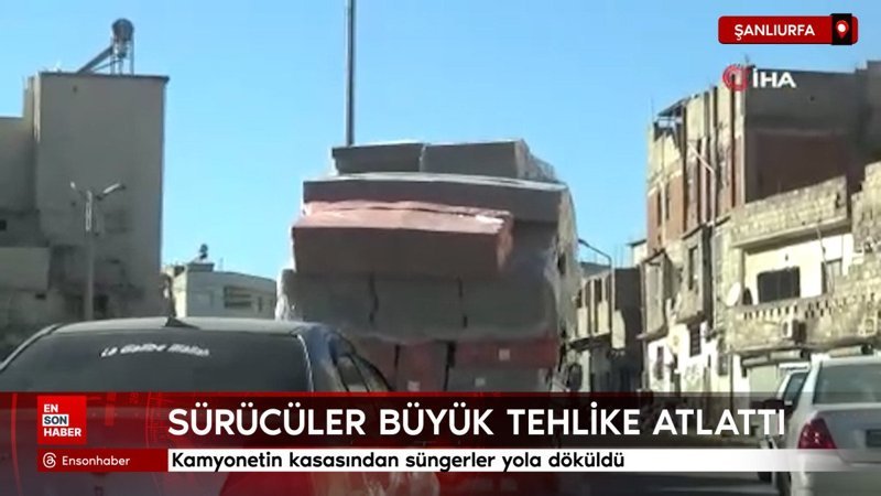 Şanlıurfa'da kamyonetin kasasından süngerler yola döküldü 1 sanliurfada kamyonetin kasasindan sungerler yola dokuldu BAvI7Q7s