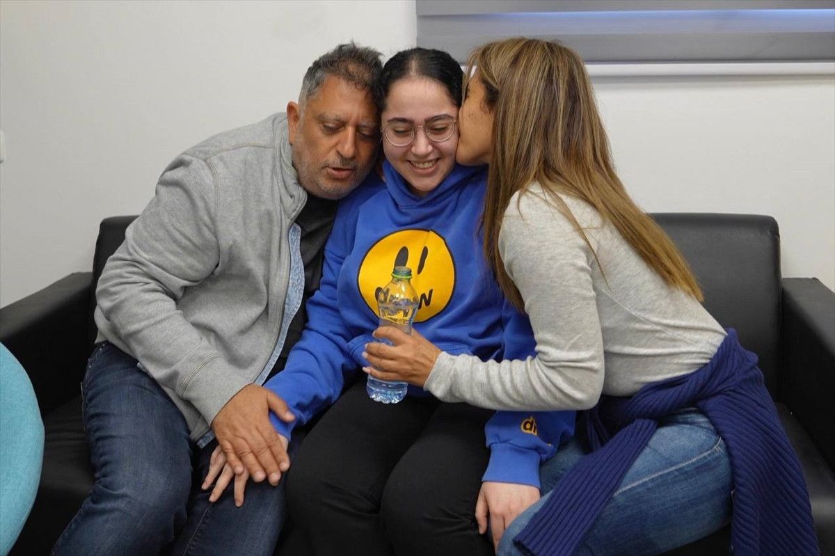 serbest birakilan israilli kadin askerler hamasa tesekkur etti 0 WjgqBXKC