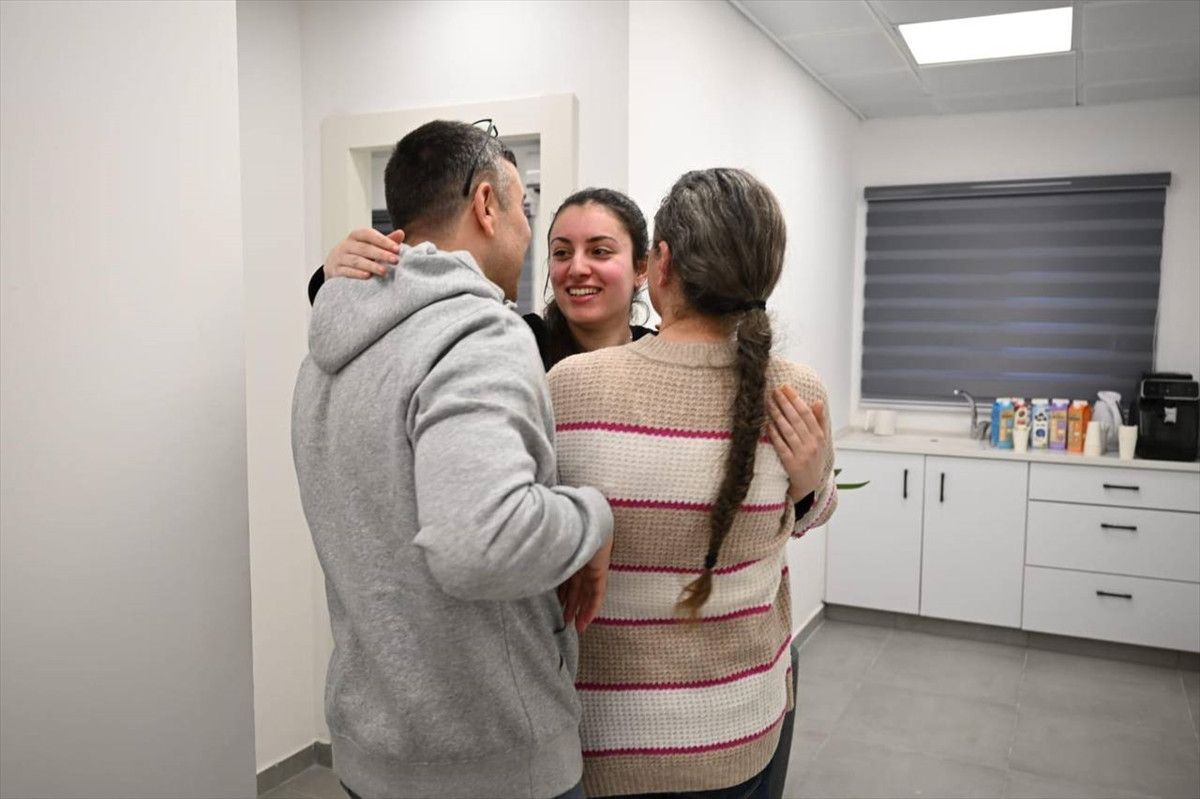 serbest birakilan israilli kadin askerler hamasa tesekkur etti 2 3Vsbg5By
