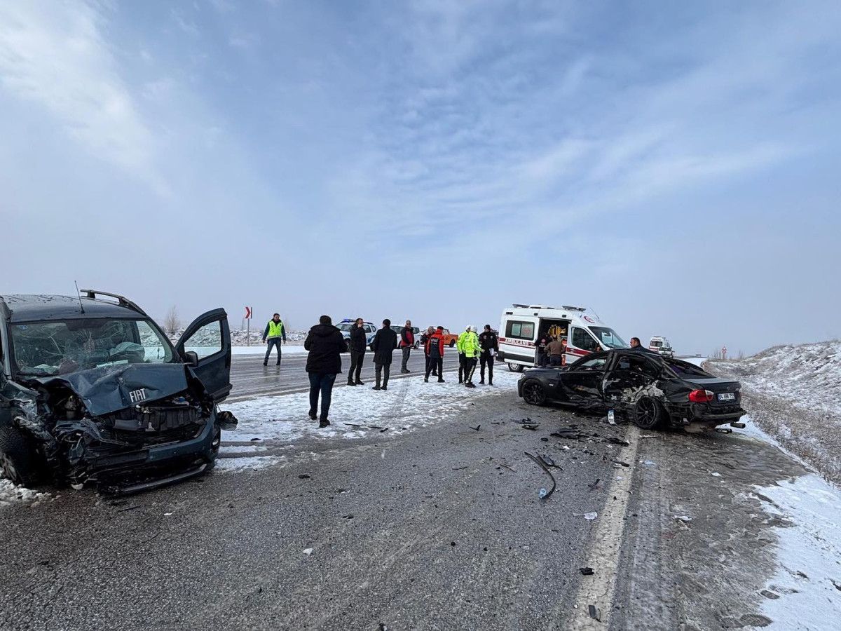 sivasta hafif ticari arac ile otomobil carpisti 1 wrmp8lmc