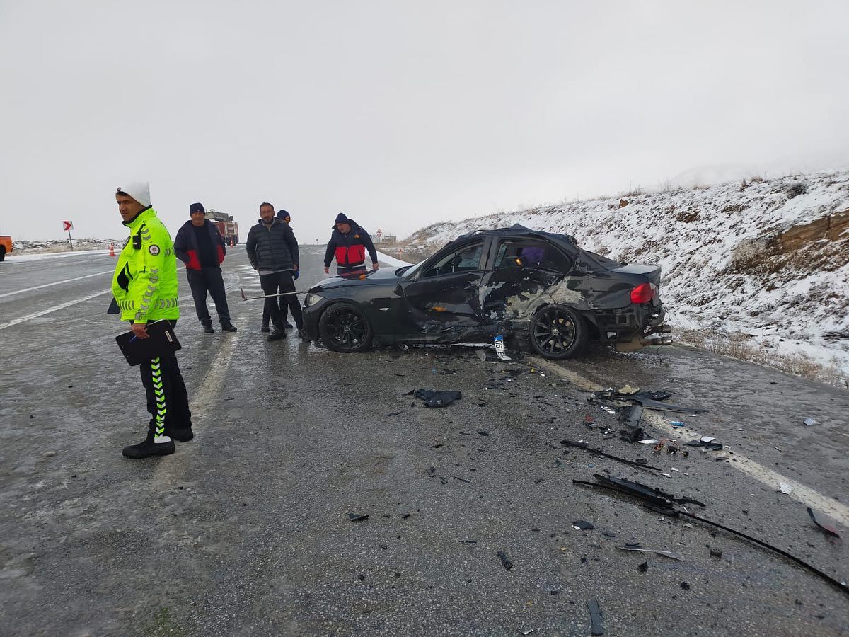 sivasta hafif ticari arac ile otomobil carpisti 2 NcYmIKvF