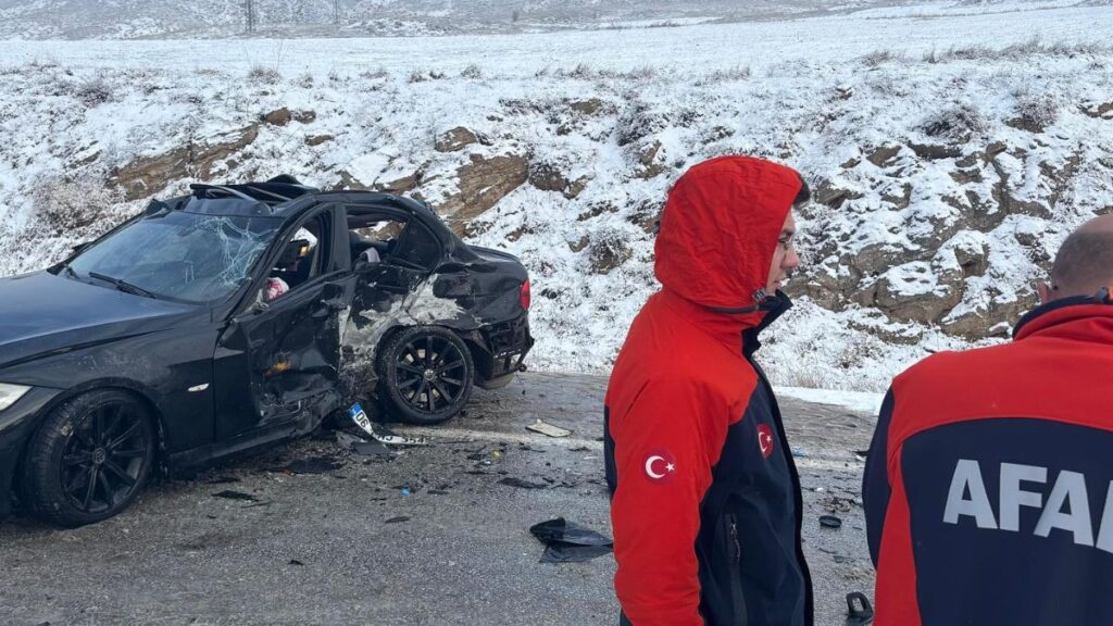 sivasta hafif ticari arac ile otomobil carpisti 8Ne3bzkn