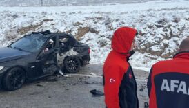 sivasta hafif ticari arac ile otomobil carpisti 8Ne3bzkn