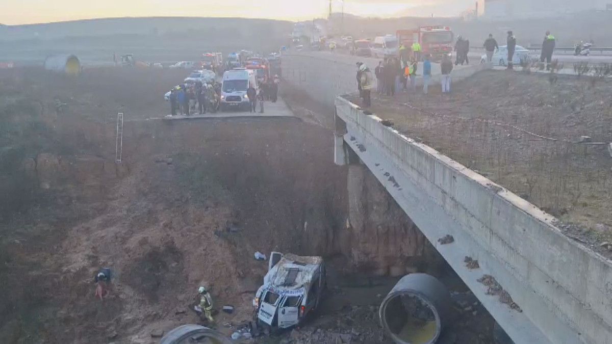 son dakika istanbulda minibus sarampole yuvarlandi 0 cXwO6yMr
