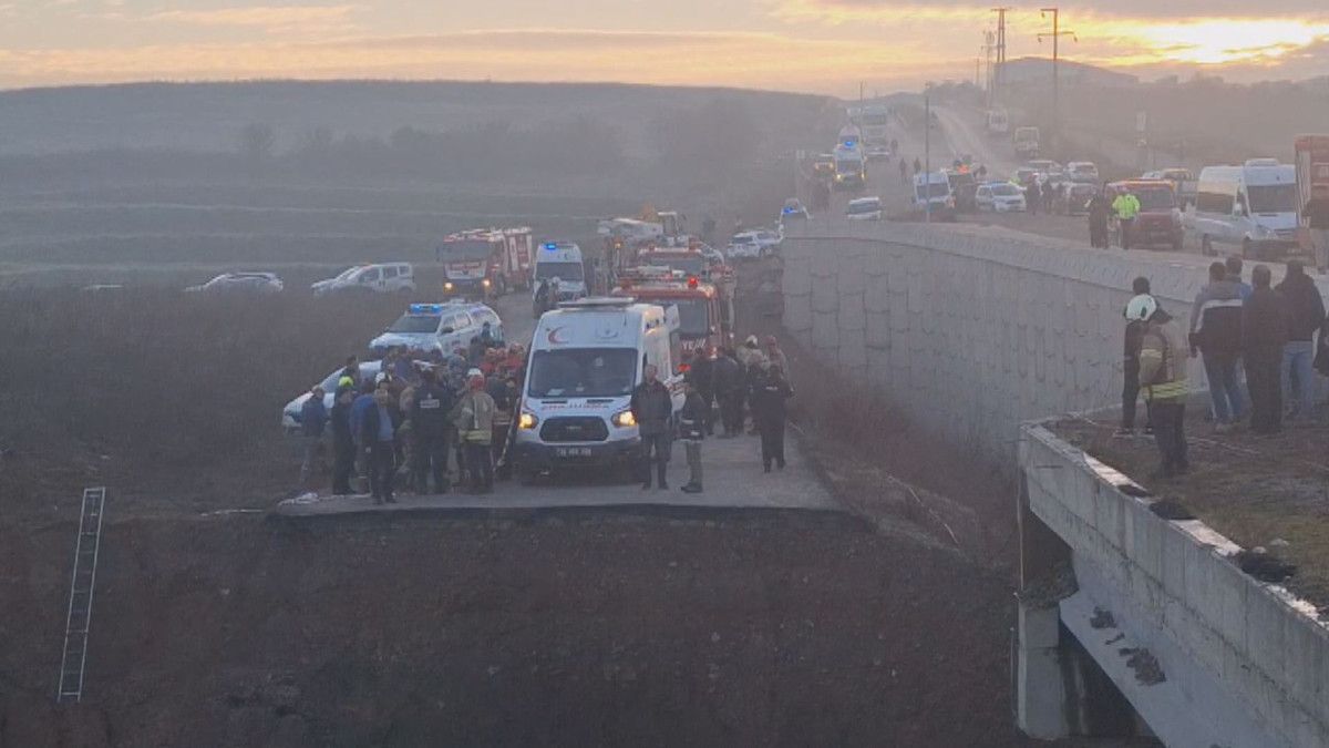 son dakika istanbulda minibus sarampole yuvarlandi 1 XbNtbdr8