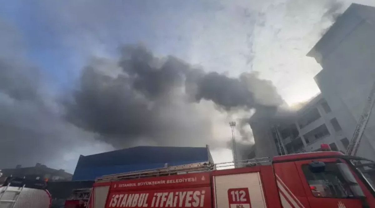 sultanbeylide tekstil atolyesinde yangin ekiplerin calismasi suruyor 0 fnqCh9H9
