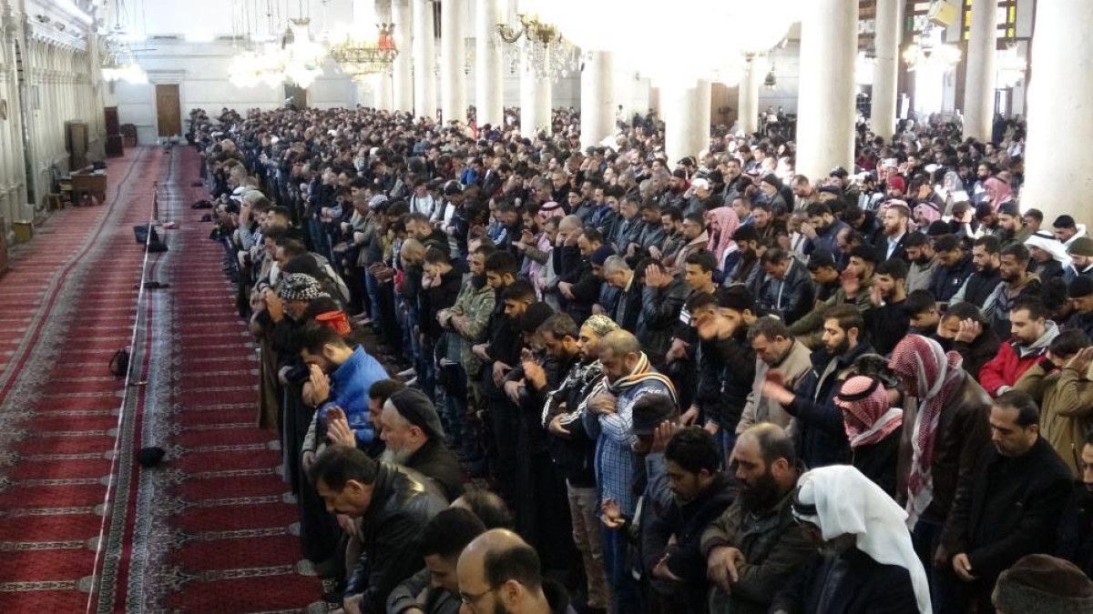 suriyeliler bir kez daha cuma namazi icin emevi camiinde 0 w43OweZE
