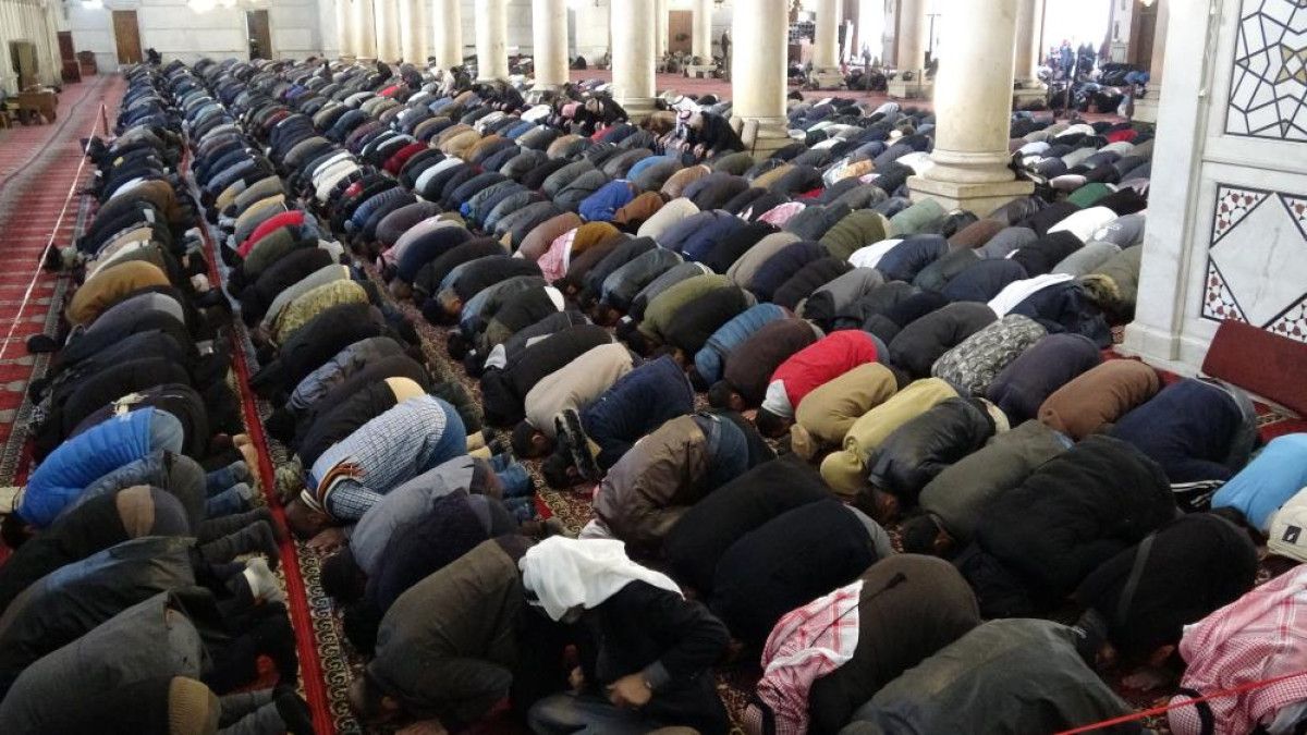suriyeliler bir kez daha cuma namazi icin emevi camiinde 1 U2G1DeXH