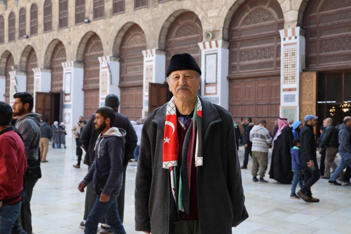 suriyeliler bir kez daha cuma namazi icin emevi camiinde 2 OVwydpkW