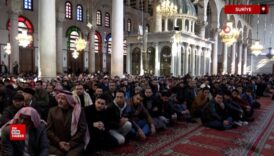 suriyeliler bir kez daha cuma namazi icin emevi camiinde Hx3m3ghA