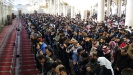 suriyeliler bir kez daha cuma namazi icin emevi camiinde J93E6I3x