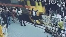 tayvanda fotograf icin poz verirken raylara dustu RucJ2p3X