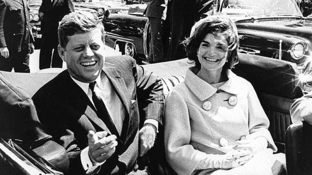 trump kennedy suikasti dosyalarinin aciklanmasini ongoren kararnameyi imzaladi XkL8huGe