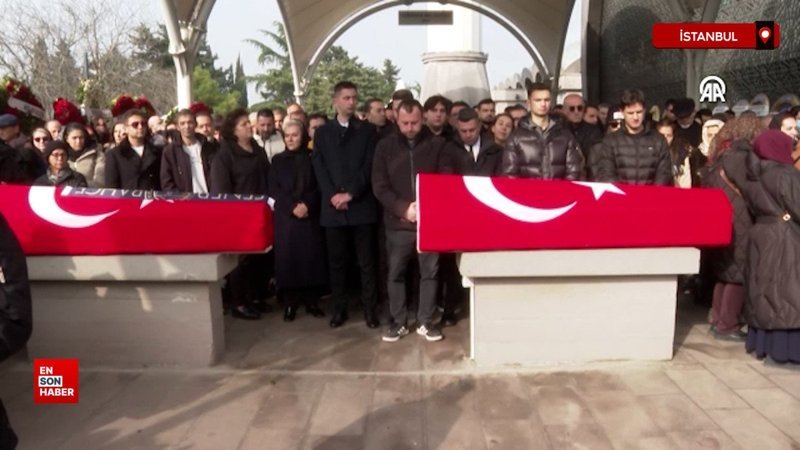 Yangında ölen Fenerbahçeli yüzücü Vedia Nil Apak ile annesi, toprağa verildi 1 yanginda olen fenerbahceli yuzucu vedia nil apak ile annesi topraga verildi lS7ORcUW
