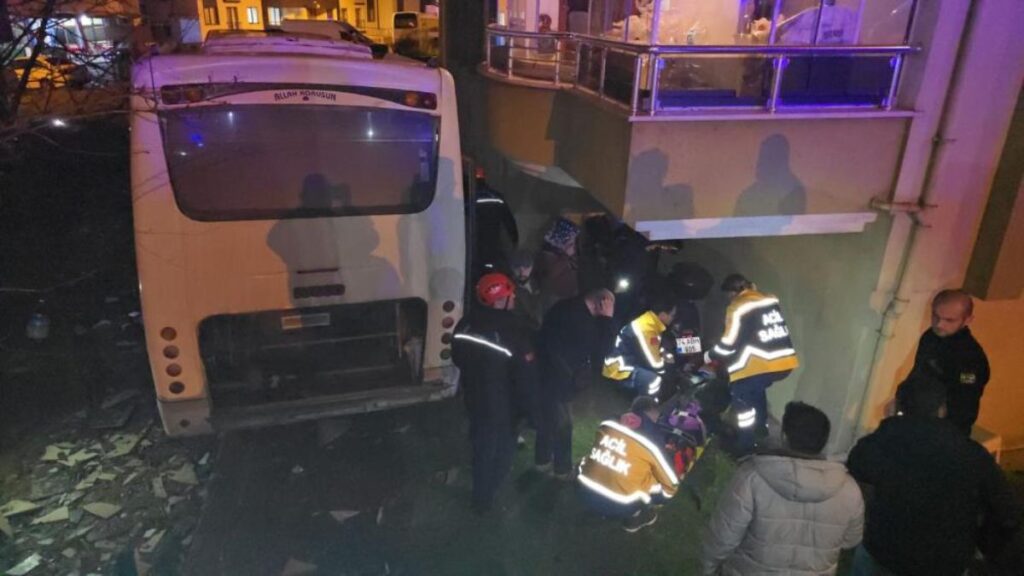 zonguldakta freni bosalan midibus apartman bosluguna dustu 2 yarali mza6eSjm