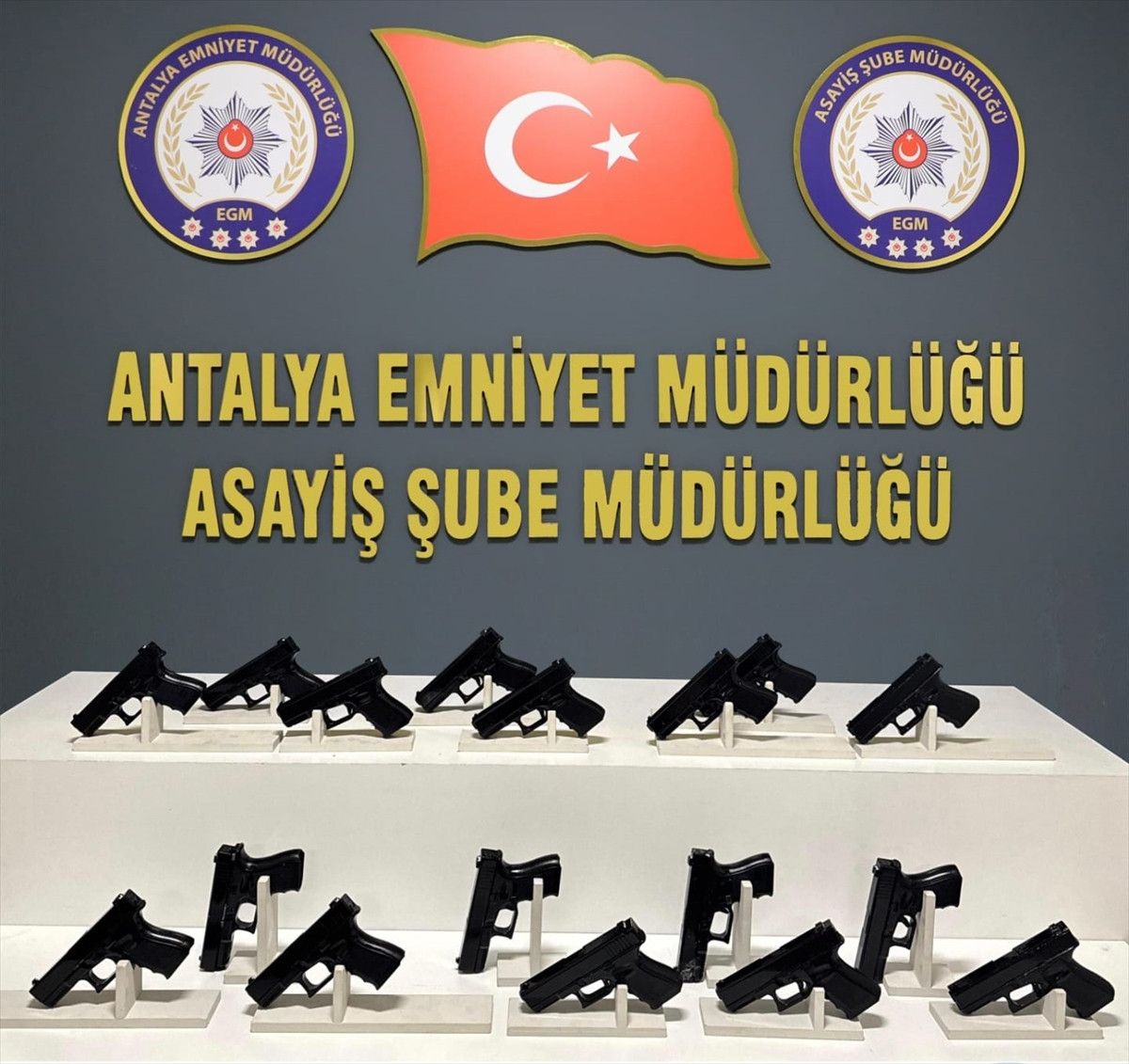 antalyada dur ihtarina uymayan surucunun aracinda 17 tabanca bulundu 0 fViyb9vY
