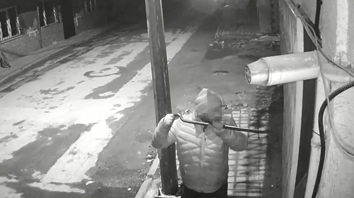 bursada kendisini eve kilitleyen kundaklama suphelisi teslim oldu 1 JgXez9CM