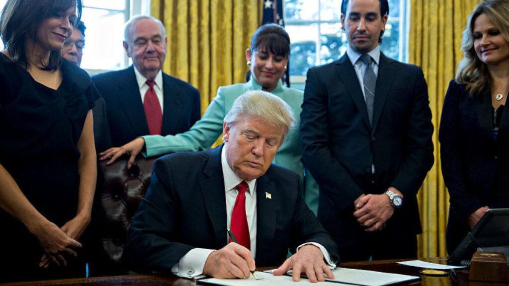 donald trump hukumeti istifa eden federal calisanlara 7 aylik maas tutarinda tazminat teklif etti TdTrVeQS