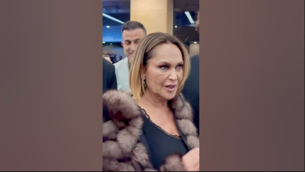 hulya avsar dudagina piercing taktirdi gala halleri sosyal medyada cok konusuldu 2 kL17VuNU