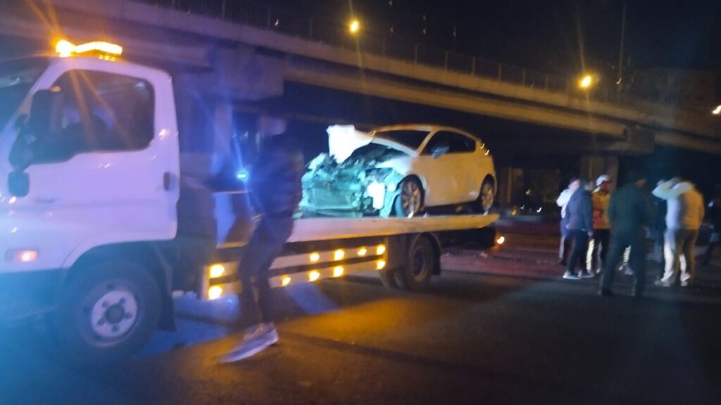 istanbul umraniyede otomobilin otobuse carptigi kazada 2 kisi yaralandi A3IZhh38