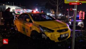 istanbulda aniden manevra yaparak donen arac taksiyi yoldan cikardi cHDUhBSt