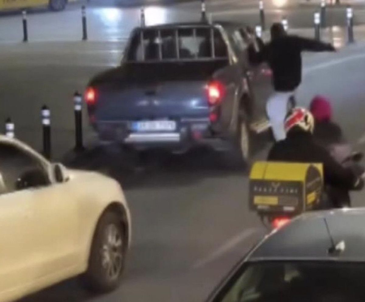 istanbulda yol ortasinda yumruklu kavga 0 lQ47MQIk