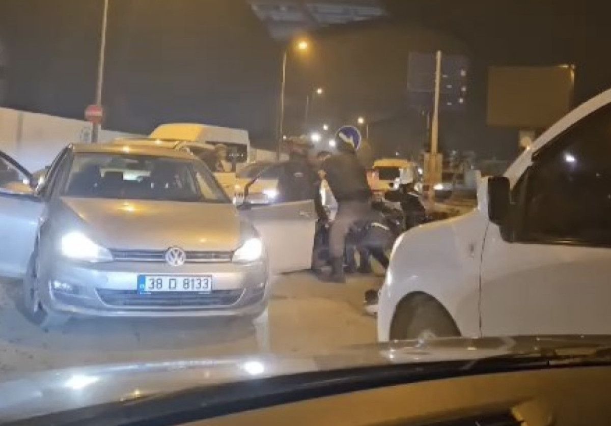 istanbulda yol ortasinda yumruklu kavga 2