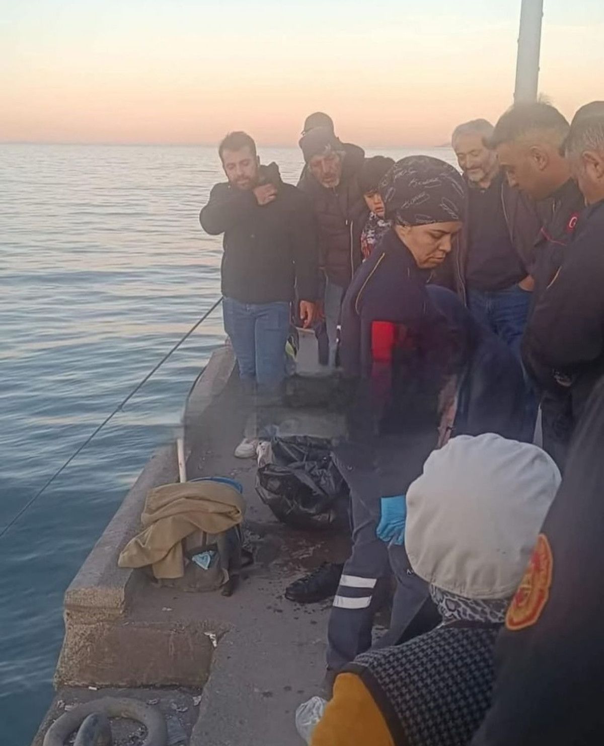 orduda balik tutarken denize dusen balikciyi arkadaslari kurtardi 0