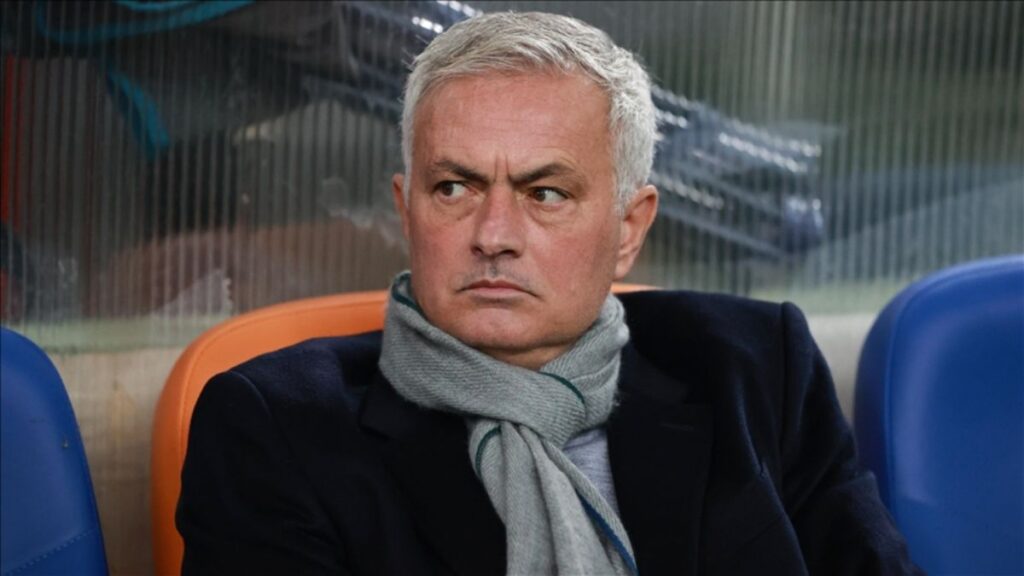 uefadan fenerbahcenin hocasi jose mourinhoya ceza uCaBJKZ3