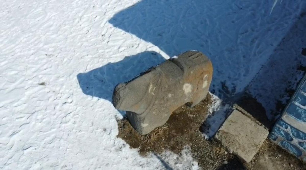 vanda tarihi eser at heykeli eski muhtara zimmetlendi 0 wgqmQHgL